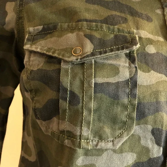 Arizona Jeans Camouflage Amazing Shirt Snaps Size Small NWOT - Picture 4 of 5